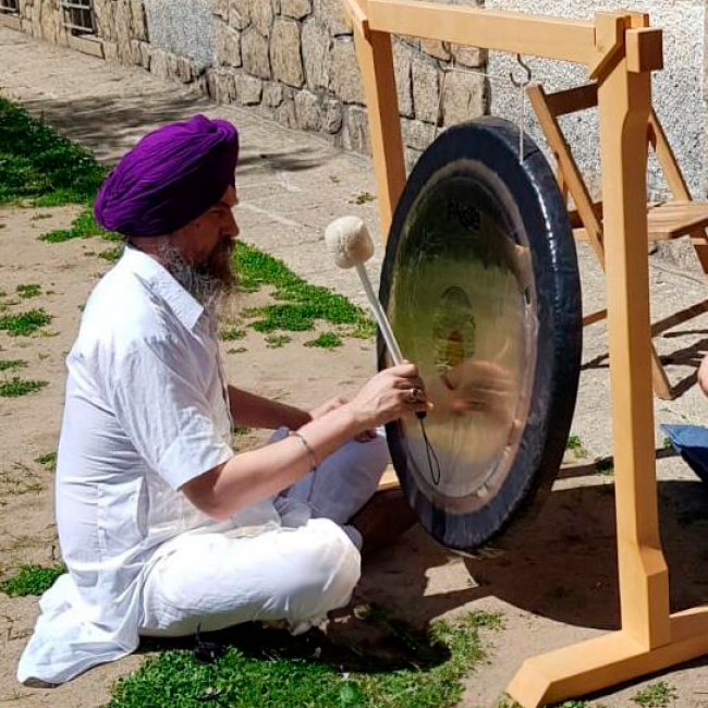 Jaidev tocando el Gong