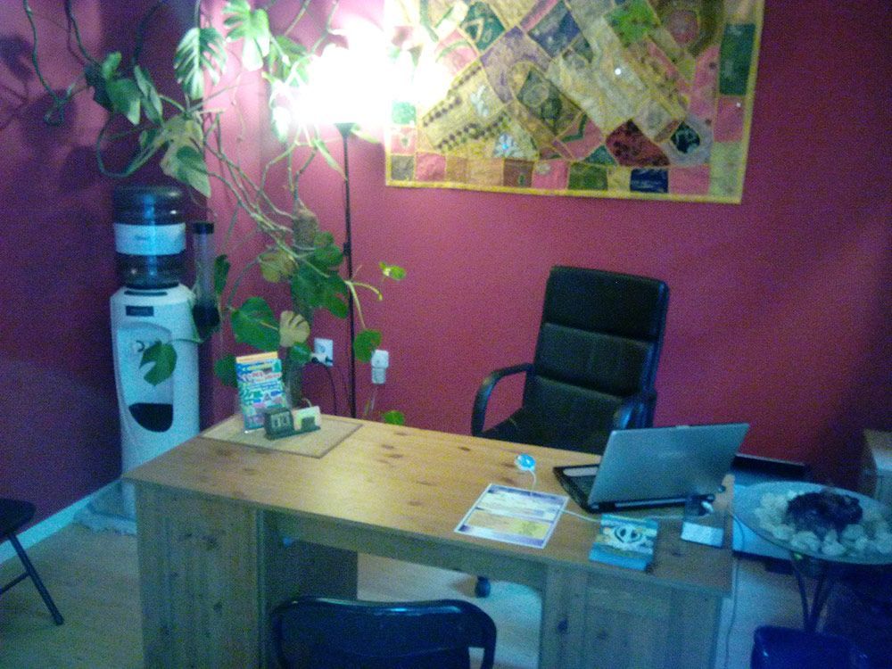 Escritorio de madera con pared morada