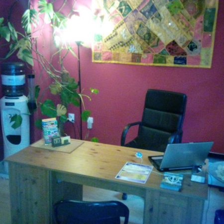 Escritorio de madera con pared morada