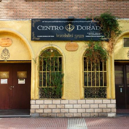 Fachada amarilla de Centro dorado