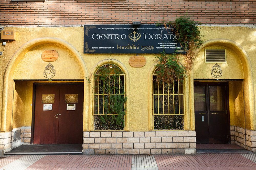 Fachada amarilla de Centro dorado