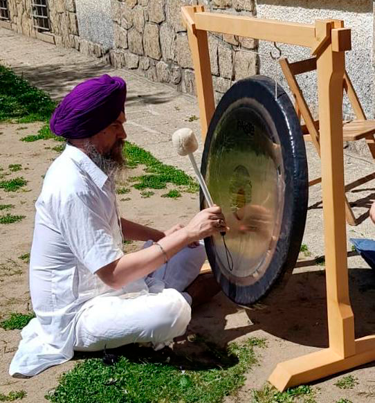 Jaidev tocando el Gong